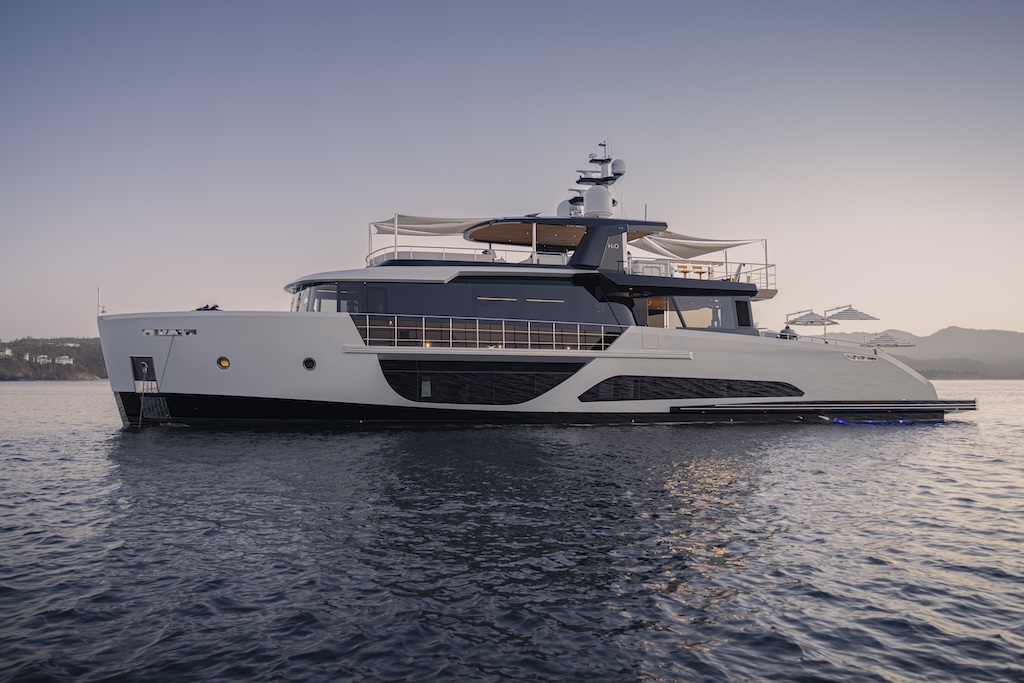 Alpha Yachts Spritz 116 — profile view